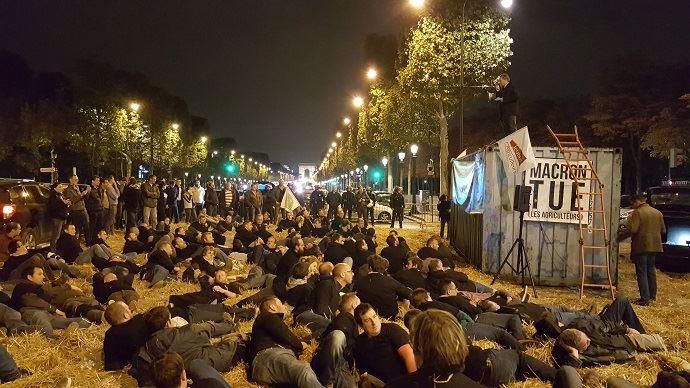 Environ 250 agriculteurs du bassin parision ont bloqué pendant plus de deux heures l'avenue des Champs-Elysées à Paris, pour protester contre la politique agricole et environnementale d'Emmanuel Macron.