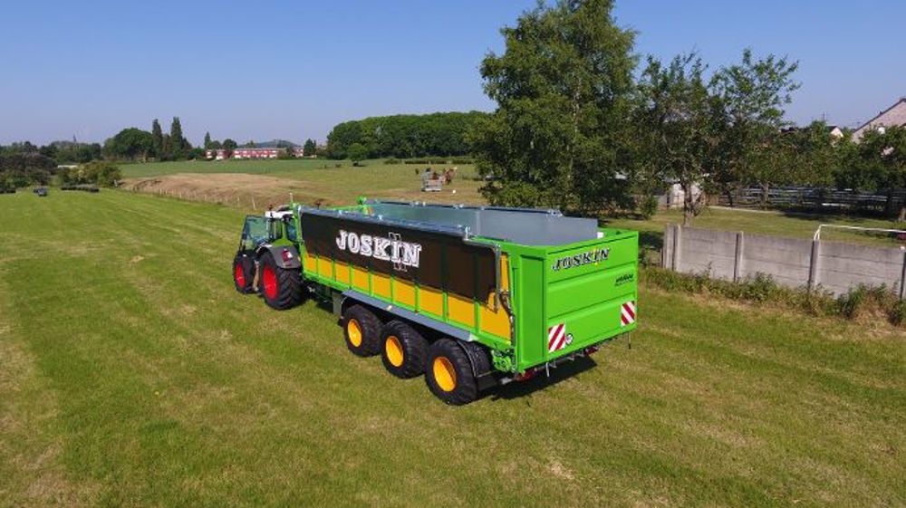 Les filets Duo-Cover pivotent à 270° pour couvrir le dôme et ne pas perdre d'ensilage sur la route. (©Joskin)