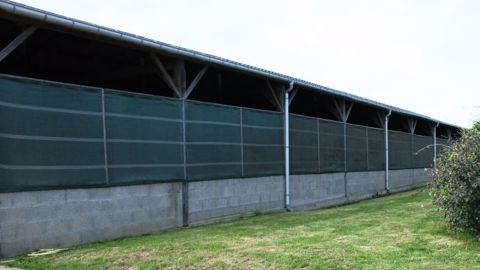 Afin de gérer au mieux la ventilation du bâtiment, privilégiez les parois modulables aux bardages fixes (©Terre-net Média)