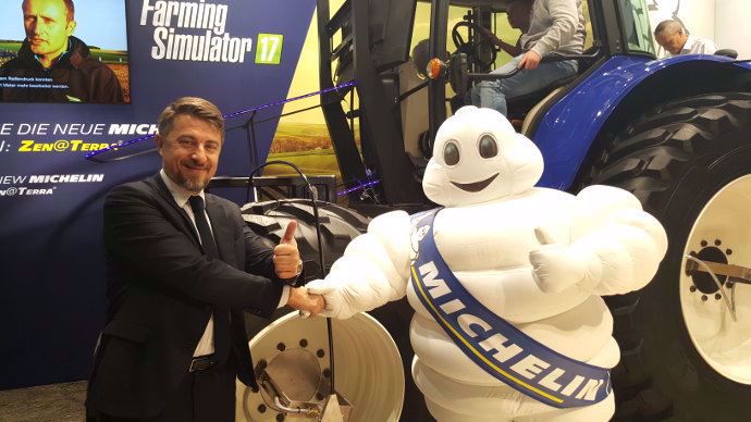 Emmanuel Ladent, président de la ligne produits agricoles Michelin avec le célèbre Bibendum