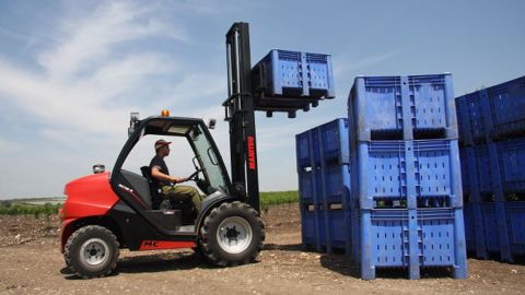 Le chargeur télescopique MC18 de Manitou passe partout grâce à sa garde au sol de 30 cm. (©Manitou)
