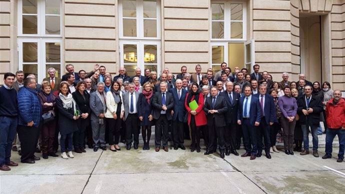 Les représentants de la nouvelle chambre d'agriculture de la région Ile-de-France, aux côtés de la présidente de la région Valérie Pécresse.