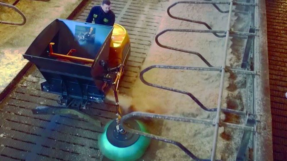 L'automoteur AM317 d'Emily est capable de monter des marches de 20 cm de hauteur grâce à ses roues de franchissement et son relevage double effet. (©Emily)