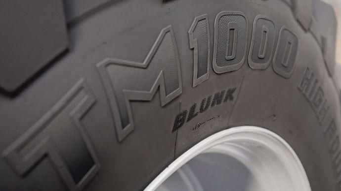 Le service de personnalisation YourTire de Trelleborg a été présenté à l’agritechnica un pneu IF900/65R46 TM1000 High Power au nom de “Blunk” un entrepreneur allemand.
