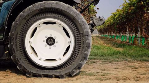 Pas vraiment un pneumatique, pas vraiment une chenille, Trelleborg Pneutrac est un hybride. (©Trelleborg) Pas vraiment un pneumatique, pas vraiment une chenille, Trelleborg Pneutrac est un hybride. (©Trelleborg)