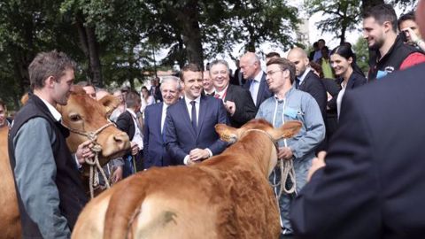 Quelques mois avant le Salon de l'agriculture, en juillet dernier, Emmanuel Macron rencontrait également les agriculteurs, dans le cadre de l'ouverture des États généraux de l'alimentation. (©Compte Twitter d'Emmanuel Macron)