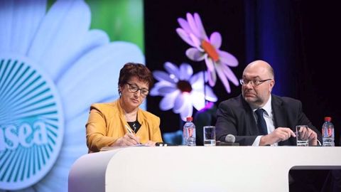 Christiane Lambert, présidente de la FNSEA, et Stéphane Travert, ministre de l'agriculture, à la tribune du congrès de la FNSEA jeudi 29 mars 2018. (©@FNSEA)  
