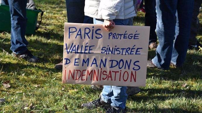Les agriculteurs dénoncent l'inondation de leurs champs pour protéger Paris.