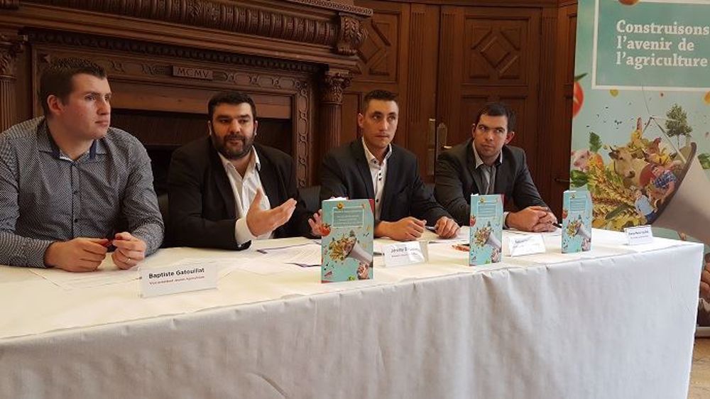 Entourés de Baptiste Gatouillat et de Pierre-Marie Vouillot, Jérémy Decerle et Samuel Vandaele, respectivement président et secrétaire général, sont candidats pour un second mandat à la tête de Jeunes agriculteurs. (©Terre-net Média)