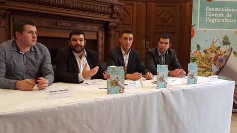 Entourés de Baptiste Gatouillat et de Pierre-Marie Vouillot, Jérémy Decerle et Samuel Vandaele, respectivement président et secrétaire général, sont candidats pour un second mandat à la tête de Jeunes agriculteurs. (©Terre-net Média)
