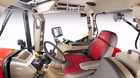 Un intérieur de cabine prestige pour ce Case IH Maxxum 1455 CVX. (©Case IH) Un intérieur de cabine prestige pour ce Case IH Maxxum 1455 CVX. (©Case IH)