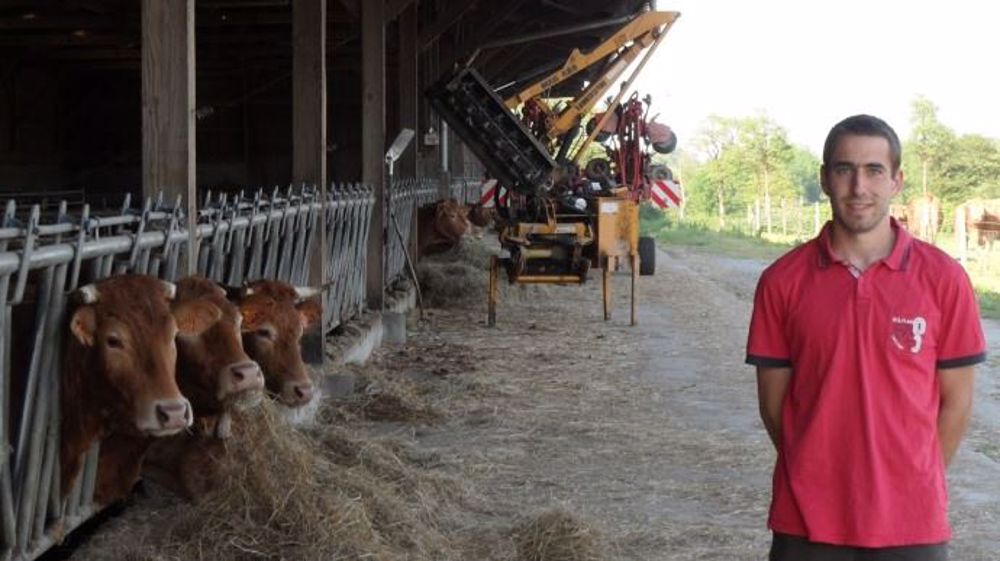 Fabrice Etcheverry, jeune éleveur de broutards limousins, a été le premier de son département à bénéficier du portage foncier. (©Yoann Frontout)