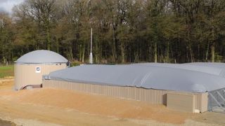 Les cinq méthaniseurs de l'Eurl Joly produisent 160 kW d'électricité et chauffent sa maison. Les cinq méthaniseurs de l'Eurl Joly produisent 160 kW d'électricité et chauffent sa maison.