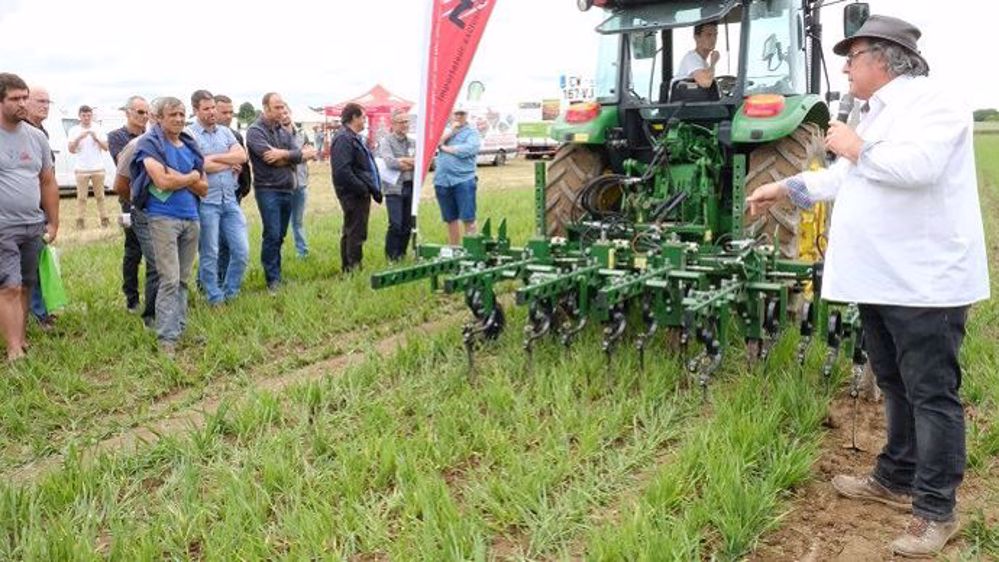 Sur le salon Désherb'expo, démonstration de la bineuse Garford pour grandes cultures avec guidage par caméra vidéo Robocrop précis à 1,5 cm. Elle peut travailler jusqu'à 12,5 cm d'inter-rangs, et sa vitesse peut atteindre 15 km/h. (©Nathalie Tiers)