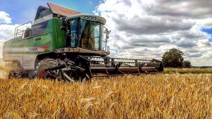 Dans de nombreuses régions, comme ici dans les ardennes, le battage des orges est en cours. 