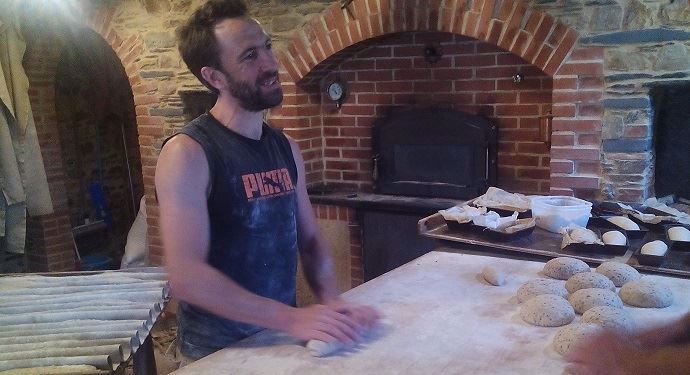 Aurélien Orain dans le fournil qui produit à ce jour 300 kilos de pain par semaine.