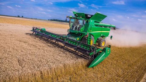 John Deere S790 avec une coupe 735D adaptée aux rendements européens (©John Deere) John Deere S790 avec une coupe 735D adaptée aux rendements européens (©John Deere)