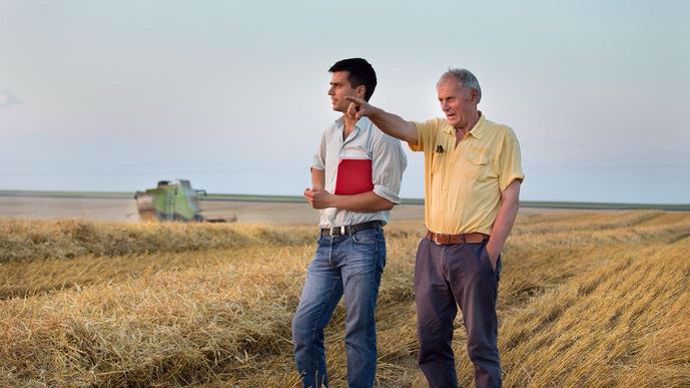 Agriculteurs dans un champ