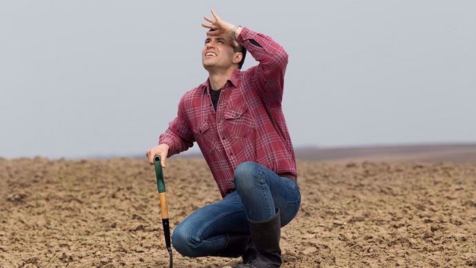 Agriculteur attendant la pluie