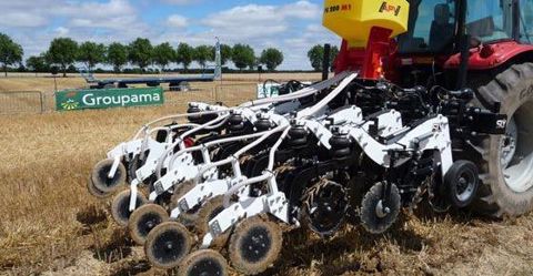 Strip-tiller avec un kit de semis pour colza