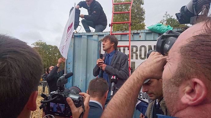 Le 22 septembre 2017, Nicolas Hulot était venu en personne rencontrer les agriculteurs du bassin parisien, venus manifester sur les Champs-Elysée contre la suppression programmée à court terme du glyphosate.