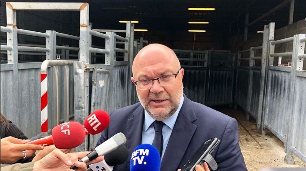 Ce mercredi, Stéphane Travert visitait deux départements d'élevage : l'Allier et la Creuse, pour présenter la stratégie du Gouvernement concernant le bien-être animal. (©Twitter/Stéphane Travert)