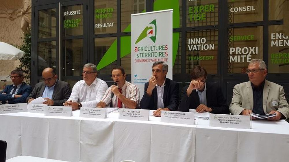 Claude Cochonneau, président de l'APCA, entouré de membres du bureau de l'APCA et de Jean-Marie Lenfant, président de Bienvenue à la ferme. (©Terre-net Média)