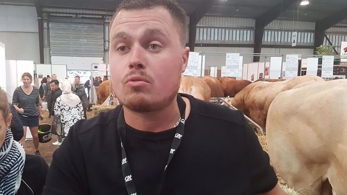 Jimmy Guérin est éleveur de bovins viande à La Mézière, en Ille-et-Vilaine. Il est administrateur de Jeunes agriculteurs de son département. Il a interpellé le ministre pour lui exprimé son ras-le-bol.