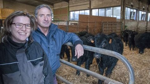 Karine Vazeille, en charge de la partie opérationnelle du projet Salamix et Bernard Sepchat, responsable du suivi zootechnique des bovins à l'Inra Herbipôle de Laqueuille (63) (©Nicolas Mahey) Karine Vazeille, en charge de la partie opérationnelle du projet Salamix et Bernard Sepchat, responsable du suivi zootechnique des bovins à l'Inra Herbipôle de Laqueuille (63) (©Nicolas Mahey)
