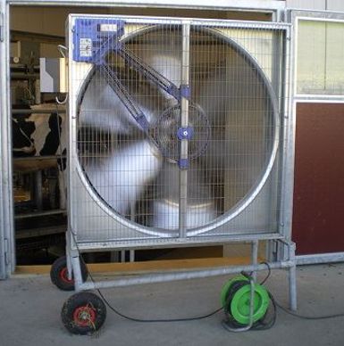 Une ventilation amovible peut être installée. Ici, un ventilateur sur roue permet de brasser l'ai en salle de traite, ce qui apporte un réel confort aux animaux.