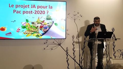 Jérémy Decerle, président de Jeunes agriculteurs, a présenté le projet de son syndicat pour la Pac post-2020, lors du Salon de l'agriculture. (©Terre-net Média)