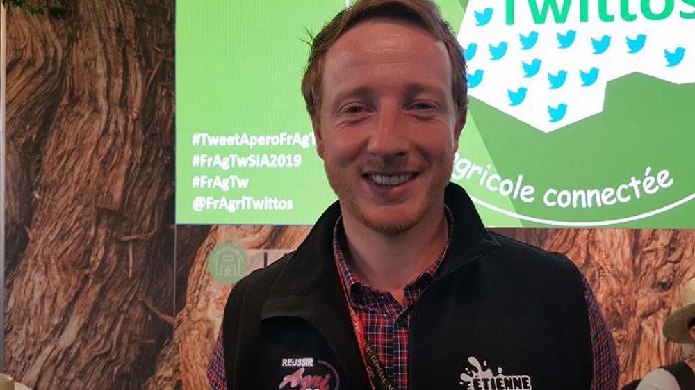 Étienne Fourmont, éleveur laitier sarthois, présentait sur le Sia son nouveau site internet bienetre-elevage.fr. L'objectif : recenser toutes les initiatives d'éleveurs engagés pour le bien-être de leurs animaux. (©Terre-net média)