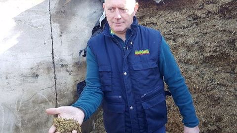 Francis Coulon, éleveur laitier à Buigny-l'Abbé (Somme), fait appel au service Pulp'mix pour préparer un aliment semi-complet composé de maïs ensilage, pulpe, correcteur azoté, ensilage d'herbe, enrubannage de luzerne et soluble de blé. (©Terre-net Média) Francis Coulon, éleveur laitier à Buigny-l'Abbé (Somme), fait appel au service Pulp'mix pour préparer un aliment semi-complet composé de maïs ensilage, pulpe, correcteur azoté, ensilage d'herbe, enrubannage de luzerne et soluble de blé. (©Terre-net Média)
