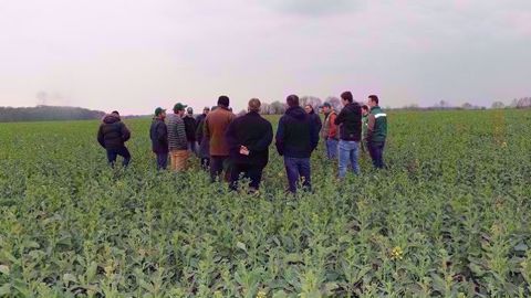 Ouvert à tous leurs clients, les tours de plaine TMCE réunissent régulièrement entre 40 et 50 agriculteurs. Compte-tenu des conditions climatiques favorables aux travaux dans les champs, ils étaient plutôt une vingtaine rassemblée à Brombos (Oise) jeudi 28 mars. (©Terre-net Média)