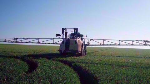 L'Assemblée a repoussé de trois ans l'interdiction de la fabrication sur le sol français de pesticides vendus en dehors de l'Union européenne, à 2025. (©Terre-net Média)