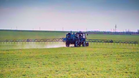 L'épandage d'engrais minéraux est responsable de 22 % des émissions d'ammoniac agricole. (©Fotolia)