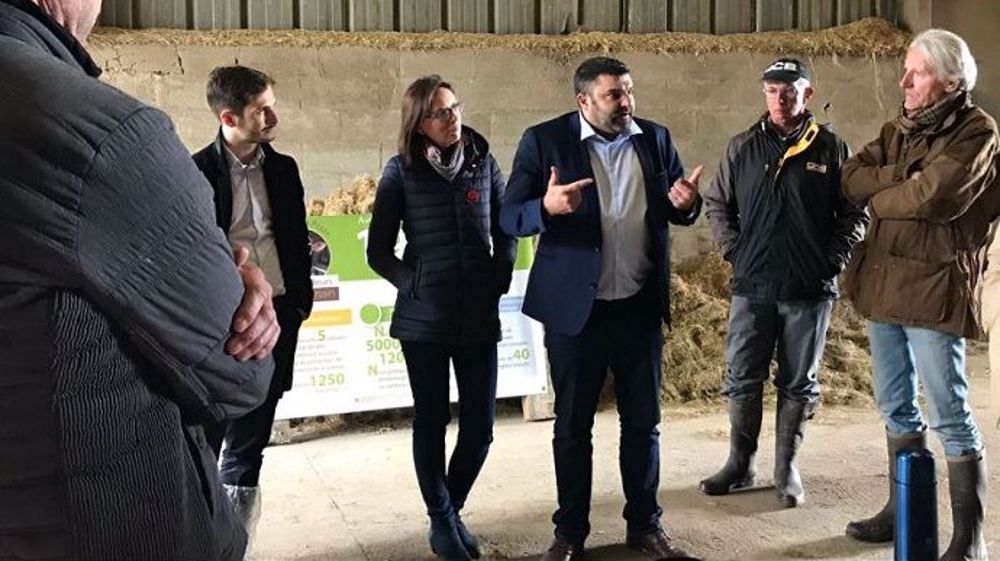 L'ancien syndicaliste JA Jérémy Decerle, désormais candidat aux Européennes sur la liste Renaissance, était en visite d'un élevage marnais le 4 mai dernier. (©@JDecerle)