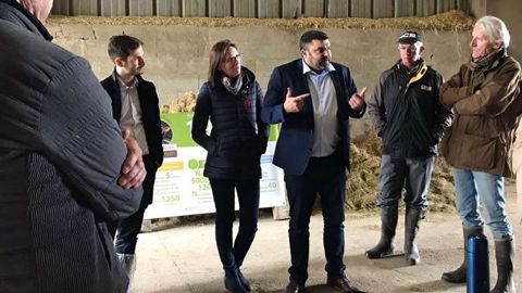 L'ancien syndicaliste JA Jérémy Decerle, désormais candidat aux Européennes sur la liste Renaissance, était en visite d'un élevage marnais le 4 mai dernier. (©@JDecerle)