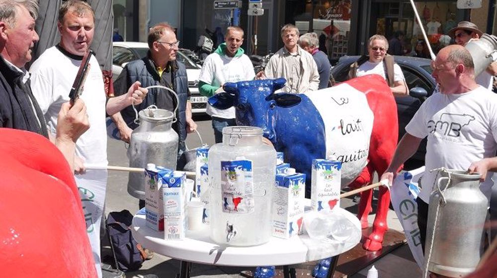 Mardi 14 mai 2019, quelques éleveurs de l'Apli manifestaient rue de Varenne à Paris, à deux pas du ministère de l'agriculture, pour réclamer une juste rémunération des éleveurs laitiers et l'application de la loi Alimentation. (©FaireFrance)