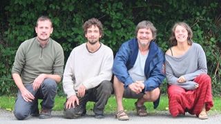 Pour que la transmission se passe bien, le cédant doit accepter de voir évoluer son exploitation avec le projet des repreneurs (de gauche à droite : Nicolas, Alexis, Philippe et Clémence). (©Ferme de Kervel) Pour que la transmission se passe bien, le cédant doit accepter de voir évoluer son exploitation avec le projet des repreneurs (de gauche à droite : Nicolas, Alexis, Philippe et Clémence). (©Ferme de Kervel)