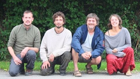 Pour que la transmission se passe bien, le cédant doit accepter de voir évoluer son exploitation avec le projet des repreneurs (de gauche à droite : Nicolas, Alexis, Philippe et Clémence). (©Ferme de Kervel) Pour que la transmission se passe bien, le cédant doit accepter de voir évoluer son exploitation avec le projet des repreneurs (de gauche à droite : Nicolas, Alexis, Philippe et Clémence). (©Ferme de Kervel)