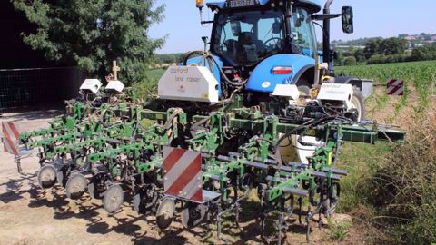 La bineuse Garford relève chaque élément indépendamment et automatiquement pour limiter les dégâts dans les fourrière. (©Paul Renaud)
