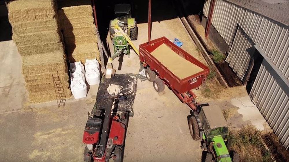 Étienne Fourmont broie une partie de sa récolte d'orge en farine pour la distribuer au robot à ses vaches laitières. (©Étienne agriyoutubeurre)