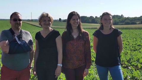 De gauche à droite : Sylvain Bailleul, agriculteur bio à Troivaux (Pas-de-Calais), Marie-Sophie Lesne, vice-présidente au Conseil régional des Hauts-de-France en charge de l'agriculture, l'agro-alimentaire et la bioéconomie, Laura Loffler, responsable de l'activité bio Tereos et Marthe Crombez, chef de projet filière betterave bio Tereos. (©Tereos)