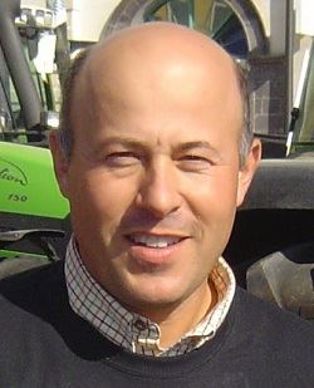 Emmanuel Ferrand est agriculteur à St Pourçain sur Sioule, maire adjoint de ma commune,Vice-président de la communauté de communes, Conseiller Régional et Vice-président du SIVOM eau et assainissement du Val d'Allier.