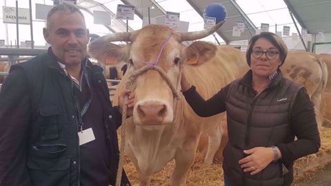 Olivier et Réjane Tarlevé, éleveurs Mayennais passionnés de Blonde d’Aquitaine, ici au Sommet de l’élevage 2019 avec leur vache Ibella. (©Terre-net Média) Olivier et Réjane Tarlevé, éleveurs Mayennais passionnés de Blonde d’Aquitaine, ici au Sommet de l’élevage 2019 avec leur vache Ibella. (©Terre-net Média)