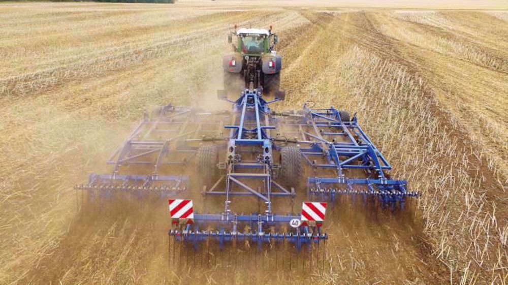 La gamme de déchaumeurs à dents Allrounder Flatline suit le terrain grâce à quatre roues et incorpore les résidus grâce aux six rangées de dents. (©Köckerling)