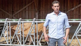 Léo Girard (26) élève des brebis laitières, des porcs et des bovins de race Aubrac à La Baume Cornillane (26) (©Nicolas Mahey) Léo Girard (26) élève des brebis laitières, des porcs et des bovins de race Aubrac à La Baume Cornillane (26) (©Nicolas Mahey)