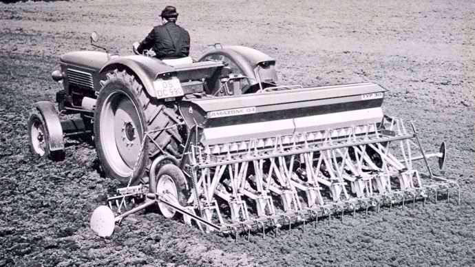 En 1964, la marque dévoile son semoir mécanique appelé D4.