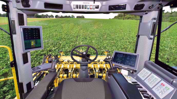 L'espace de pilotage a été entièrement revue avec deux nouveaux écrans tactiles et un joystick pour piloter le tapis de déchargement. 